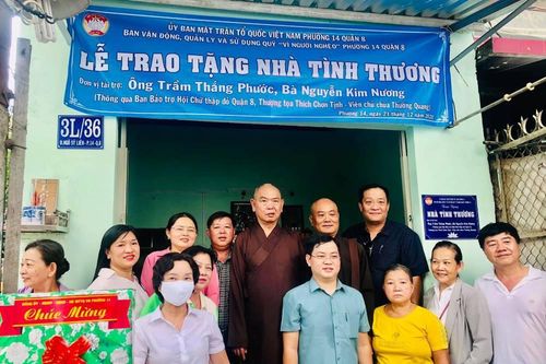 Nhiều chùa, nhóm từ thiện xây cầu nông thôn, nhà, tặng quà