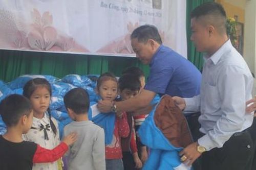 Tặng 640 áo ấm mùa đông cho học sinh khó khăn tại Thanh Hóa