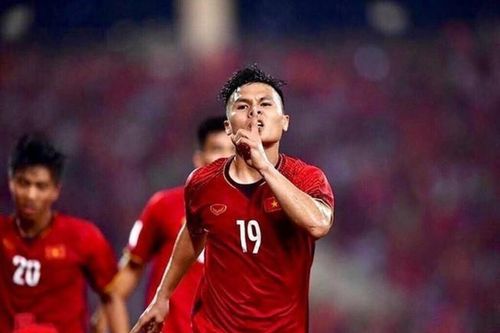 Quang Hải tung người vô lê, ghi bàn tuyệt đẹp
