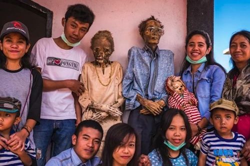 Rùng rợn tục lệ sống chung với xác chết ở Indonesia