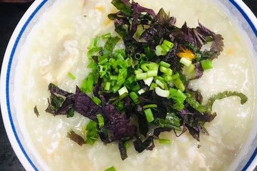 Vã mồ hôi với những bát cháo thuốc ngon miệng, dễ làm trị cảm lạnh rất tốt