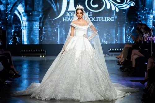 Hoa hậu Tiểu Vy mặc váy cô dâu, đội vương miện như 'nữ hoàng' làm vedette show thời trang