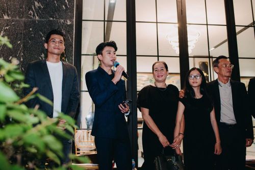 Vừa tặng mẹ 3 tỷ, Quốc Trường lại tự tay tổ chức tiệc mừng 40 năm ngày cưới cho ba mẹ