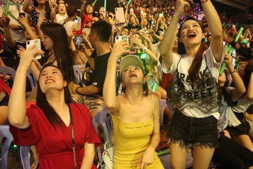 Fan Trung Quốc chi tiền, vàng để thần tượng được ưu ái