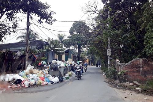 Rác chiếm lòng đường!