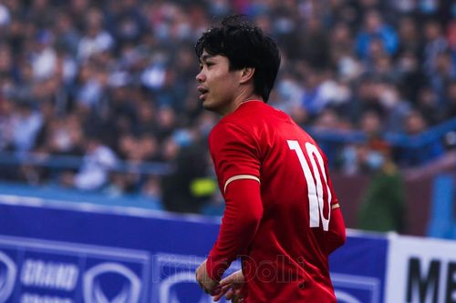 Nhìn lại màn thể hiện đối lập nhau giữa Quang Hải và Công Phượng