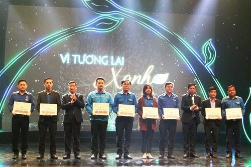 Hơn 7 tỷ đồng hỗ trợ học sinh miền trung bị ảnh hưởng bởi thiên tai