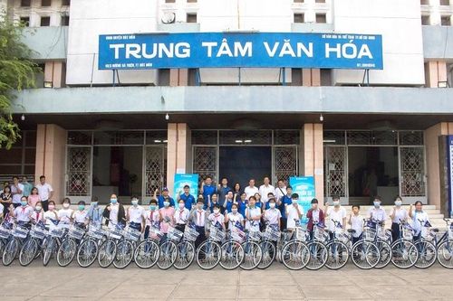 Tặng xe đạp, đồng hành cùng học sinh nghèo vượt khó