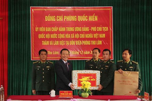 Phó Chủ tịch Quốc hội Phùng Quốc Hiển thăm, tặng quà xã Thu Lũm
