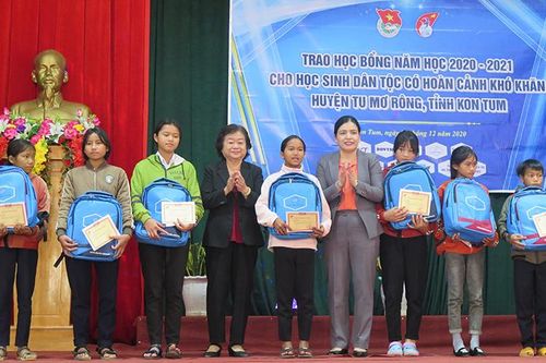 Trao học bổng Vừa A Dính cho học sinh có hoàn cảnh khó khăn tại Kon Tum