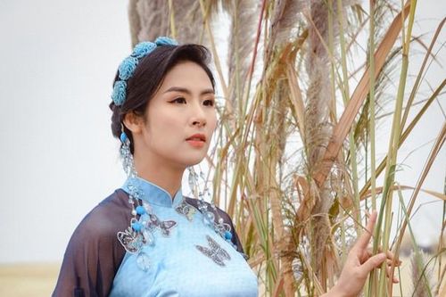 Thiết kế áo dài từ lâu nhưng mãi bây giờ, Ngọc Hân mới mời được người đặc biệt này tới xem