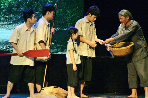 Kịch Cuộc hành trình đi tìm bức chân dung thỏa mãn cả nghe và nhìn