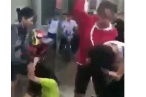 2 thiếu nữ bị hành hung ở Biên Hòa do nẹt pô, nhìn đểu