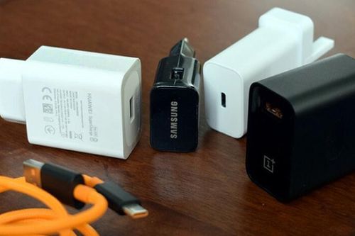 Các hãng Android 'vả mặt đôm đốp' khi học theo Apple bỏ củ sạc