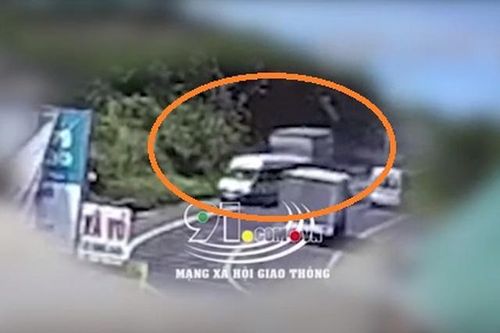 Khoảnh khắc xe tải mất lái tông xe khách 16 chỗ rồi lật ngang đường