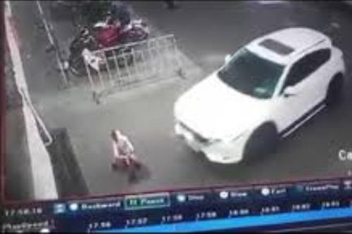 Thót tim bé trai bị cuốn vào gầm ô tô