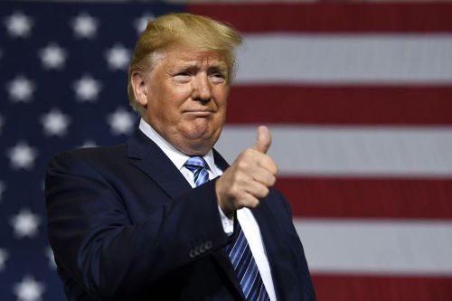 Ông Trump đột nhiên nhượng bộ, chấp nhận ký gói hỗ trợ COVID-19