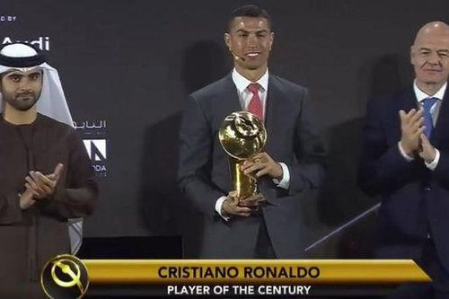 Đánh bại Messi, Ronaldo nhận giải 'Cầu thủ hay nhất thế kỷ'