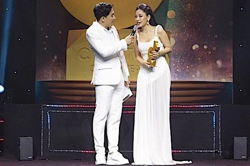 Vượt qua Hòa Minzy, Chi Pu được vinh danh 'Nữ nghệ sĩ ấn tượng'