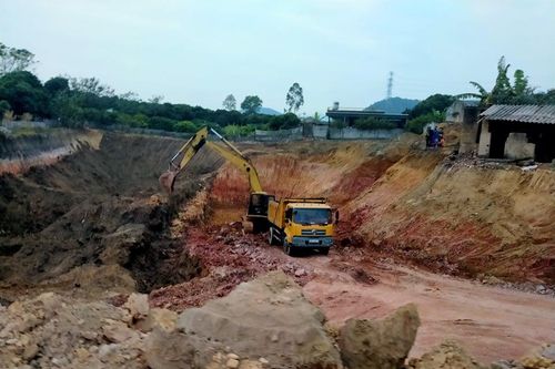 Nhiều gia đình 'kêu cứu' vì các mỏ đất trái phép gây ô nhiễm môi trường