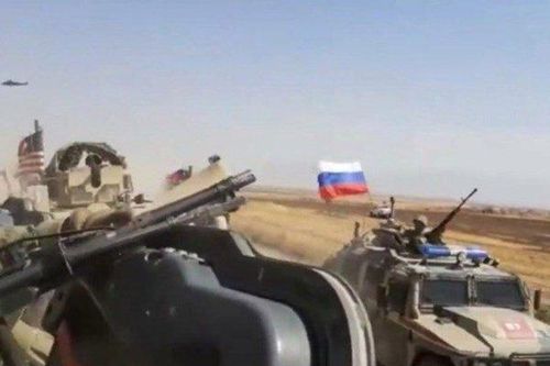 Clip: Pha đối đầu nghẹt thở trong cuộc chạm trán xe Mỹ-Nga ở Syria