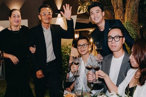 Quốc Trường làm tiệc mừng 40 năm ngày cưới bố mẹ