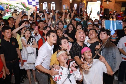 Cinetour 'Chị Mười Ba 2' vỡ trận vì cảnh hôn nồng nhiệt của Tiến Luật - Thu Trang