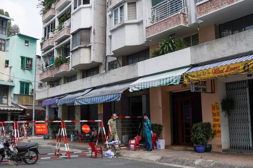 Lịch trình F1 của ca nghi nhiễm Covid-19 tại TP.HCM: Từng phục vụ quán karaoke, đến khách sạn, nhà thuốc