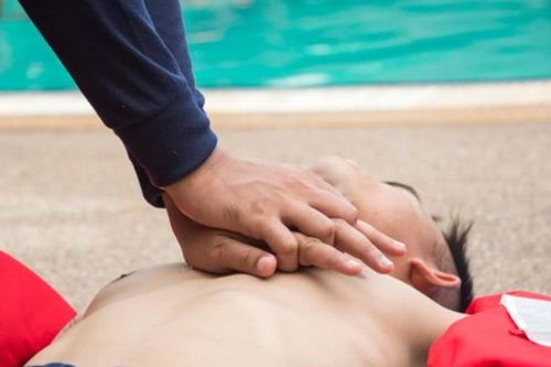 Cứu sống ngoạn mục bé trai 14 tuổi bị đuối nước tại hồ bơi khu dân cư