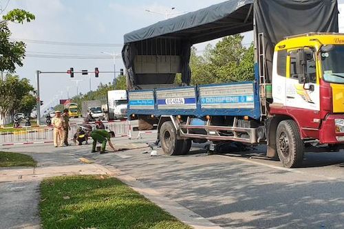 Bình Dương: Xe tải ôm cua cuốn xe máy vào gầm khiến 1 người tử vong