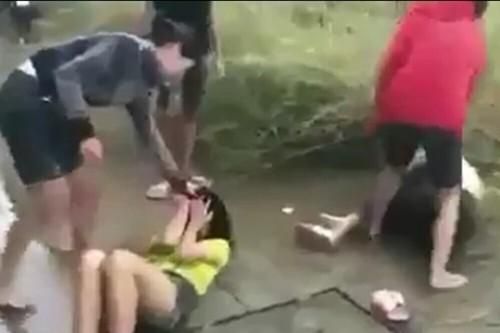 Vụ 2 nữ sinh bị đánh dã man giữa đường: Do 'nhìn đểu' và đi xe nẹt pô