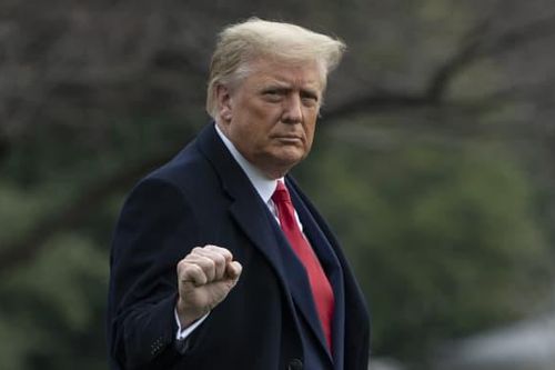 Cuối cùng, ông Trump cũng đặt bút ký gói kích cầu gần 900 tỷ USD
