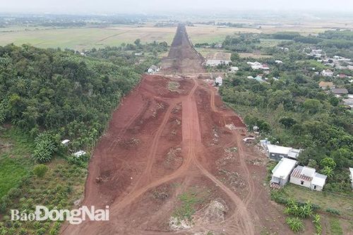 Thi công ngày đêm trên công trường dự án đường cao tốc Phan Thiết - Dầu Giây