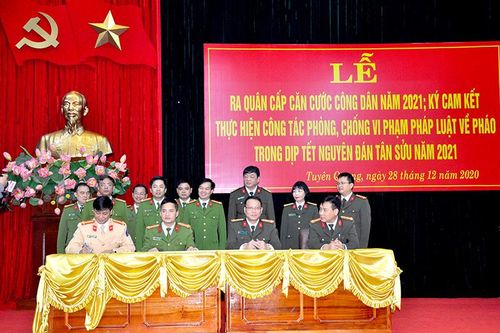 Ra quân cấp căn cước công dân và ký cam kết phòng, chống vi phạm pháp luật về pháo trong dịp Tết Nguyên đán Tân Sửu