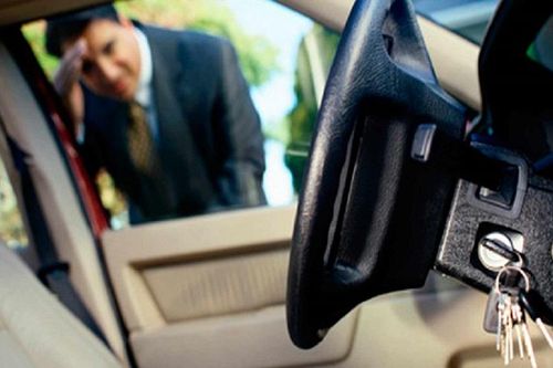 Cách xử lý khi quên chìa khóa xe bên trong ô tô