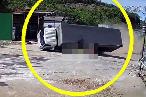 Xe 16 chỗ bị ô tô tải đâm từ phía sau lộn nhiều vòng
