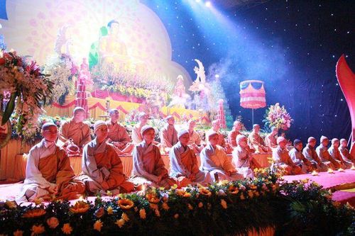 Đêm hoa đăng vía Phật A Di Đà tại chùa Từ Xuyên