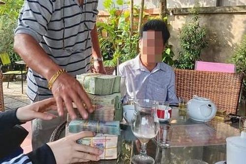 Khoe tiền trên mạng, rước họa vào thân