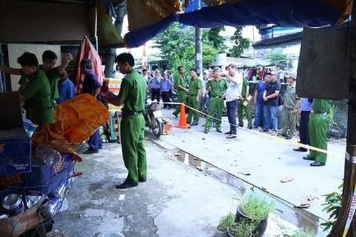 Mâu thuẫn tình cảm, gã trai dùng dao đâm 1 phụ nữ rồi cắt cổ tự sát