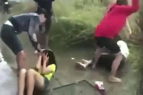 Vụ hai nữ sinh bị đánh hội đồng: Mâu thuẫn từ tiếng nẹt pô xe