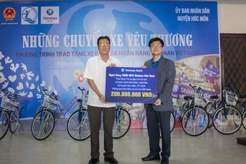Trao 114 xe đạp cho trẻ em nghèo, hiếu học