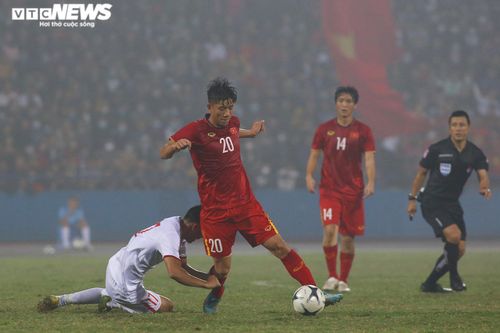 Cầu thủ U22 Việt Nam ôm chân, bay người truy cản Phan Văn Đức