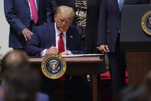 Tổng thống Trump ký dự luật, chính phủ Mỹ thoát cảnh đóng cửa trong gang tấc
