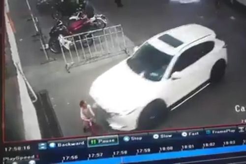 Kinh hoàng cảnh ô tô cuốn bé trai vào gầm xe