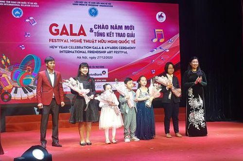Sôi nổi Đêm Gala chào năm mới và trao giải Festival nghệ thuật hữu nghị quốc tế