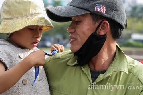Chuyện 'gà trống ôm con' mưu sinh trên vỉa hè Hà Nội: Con vừa chào đời thì vợ mất, con 4 tuổi - 2 bố con đón đủ 4 cái Tết ngoài đường