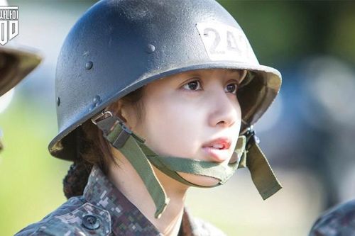 Nhìn lại Lisa (BLACKPINK) trong 'Sao Nhập Ngũ' bản Hàn: Mặt mộc xinh xỉu, sức khỏe vô biên