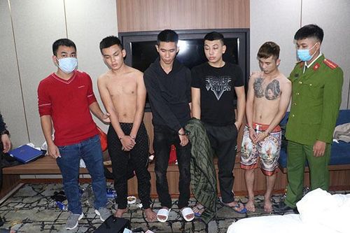 Nhóm nam, nữ tổ chức 'bay lắc' trong khách sạn