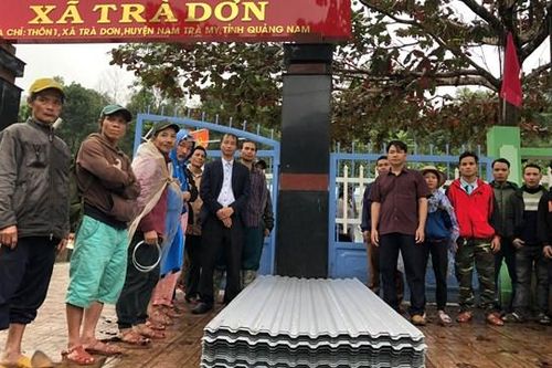 Tập đoàn Hòa Phát tặng 3.511m2 tôn cho đồng bào huyện Nam Trà My