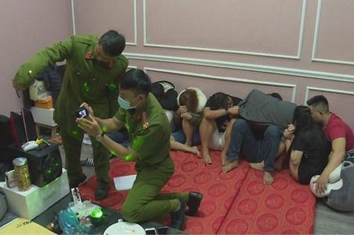 Bắt quả tang nhóm nam thanh nữ tú tổ chức sinh nhật bằng ma túy